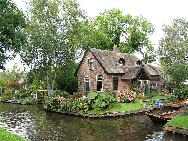 No roads allowed! The village of Giethoorn in Netherlands