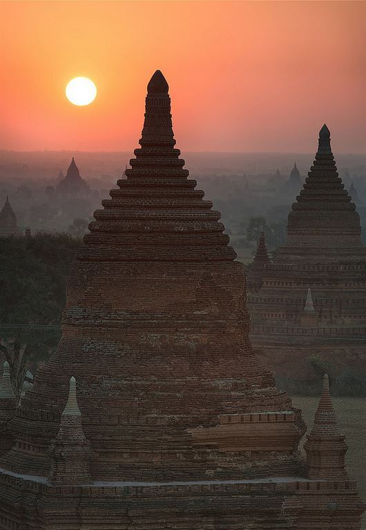 Sunrise over the temples of Bagan / Myanmar